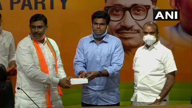 K Annamalai (centre) joins BJP on Tuesday at party headquarters in Delhi.(ANI/Twitter)