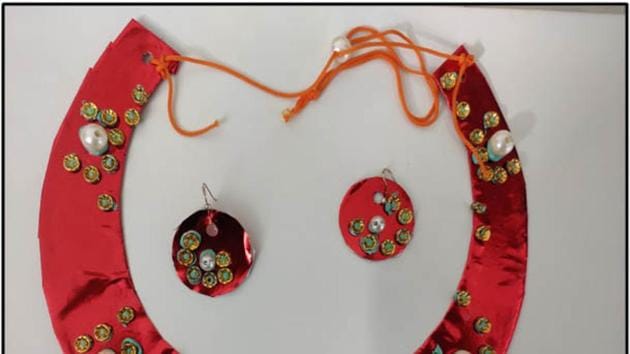 Participants made attractive pieces of art and jewellery(HT Photo) Participants made attractive pieces of art and jewellery(HT Photo)