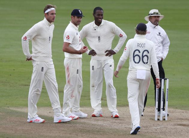 England bowlers, from left, Stuart Broad, James Anderson and Jofra Archer wait as captain Joe Root walks to talk to the umpire during the fourth day of the third cricket Test match between England and Pakistan, at the Ageas Bowl in Southampton, England, Monday, Aug. 24, 2020. (AP Photo/Alastair Grant, Pool) (AP)