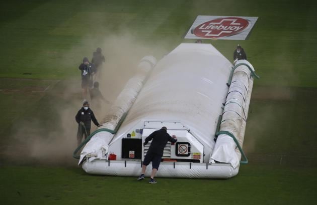 Groundsmen bring on the covers after rain stopped play during the fourth day of the third cricket Test match between England and Pakistan, at the Ageas Bowl in Southampton, England, Monday, Aug. 24, 2020. (AP Photo/Alastair Grant, Pool) (AP)