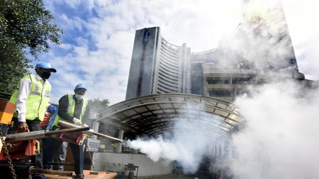 SDMC workers fumigating an area during the launch of a campaign against Dengue, Malaria and Chickengunia by Delhi BJP president Adesh Gupta and SDMC Mayor Anamika Mithilesh Singh, at A- Block, Civic Center in New Delhi.(Sonu Mehta/HT PHOTO)