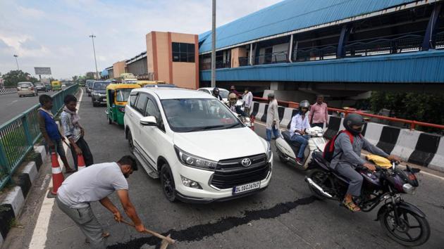 Repair work underway at a flyover in Tilak Nagar, New Delhi.(Biplov Bhuyan/HT PHOTO) Repair work underway at a flyover in Tilak Nagar, New Delhi.(Biplov Bhuyan/HT PHOTO)
