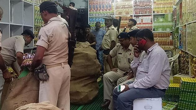 The STF probe had revealed that the fraudsters, who operated from a Vidhan Sabha secretariat room, had allured Indore businessman Manjit Singh Bhatia alias Rinku with a government contract worth Rs 292.14 crore, took a commission of around Rs 9.72 crore between March 2018 and March 2019. (Image used for representation).(HT PHOTO.)