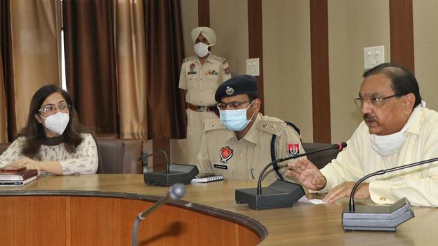 Divisional commissioner Chander Gaind (right) addressing media persons in Ludhiana on Tuesday.(Gurpreet Singh/HT)