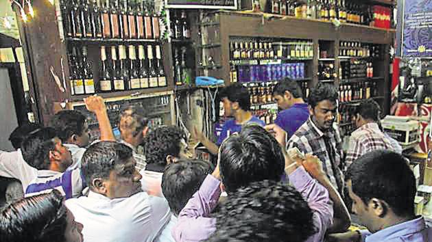 To avoid crowds like this, the state government even allowed home delivery of liquor.(Hindustan Times)