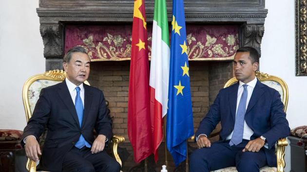Chinese Foreign Minister Wang Yi (L) meets with Italian Foreign Minister Luigi Di Maio at the Villa Madama, in Rome.(AFP)