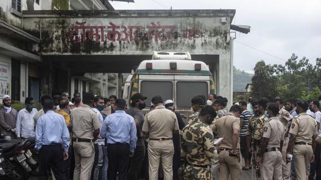 Police personnel and relatives gathered around an ambulance carrying the victims of the building collapse at a government hospital in Mahad on August 25. The death toll from the collapse rose to 12 on August 25 evening, HT reported. (Pratham Gokhale / HT Photo) Police personnel and relatives gathered around an ambulance carrying the victims of the building collapse at a government hospital in Mahad on August 25. The death toll from the collapse rose to 12 on August 25 evening, HT reported. (Pratham Gokhale / HT Photo)