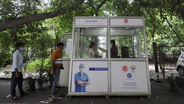 A health worker inside a kiosk attends to people waiting to be tested for Covid-19, at a district hospital in Noida on August 24. As opposed to 2,404,585 recovered cases in the country to date, there are 704,348 active cases, health ministry data shows. Active Covid-19 cases are the current disease burden of the country. (Sunil Ghosh / HT Photo) A health worker inside a kiosk attends to people waiting to be tested for Covid-19, at a district hospital in Noida on August 24. As opposed to 2,404,585 recovered cases in the country to date, there are 704,348 active cases, health ministry data shows. Active Covid-19 cases are the current disease burden of the country. (Sunil Ghosh / HT Photo)