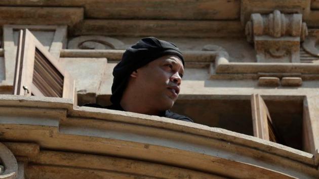 Ronaldinho is seen on a balcony of the Paraguayan hotel where he has been under house arrest for four months in Asuncion, Paraguay, August 24, 2020. REUTERS/Jorge Adorno(REUTERS)