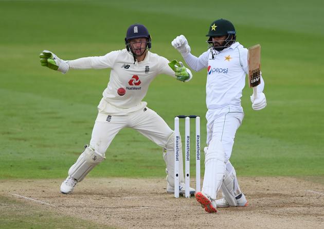 Cricket - Third Test - England v Pakistan - Ageas Bowl, Southampton, Britain - August 24, 2020 Pakistan's Azhar Ali in action as England's Jos Buttler looks on, as play resumes behind closed doors following the outbreak of the coronavirus disease (COVID-19) Mike Hewitt/Pool via REUTERS (REUTERS)