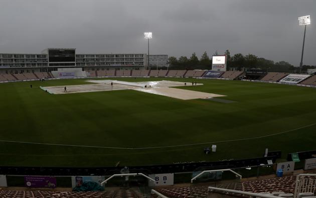 Cricket - Third Test - England v Pakistan - Ageas Bowl, Southampton, Britain - August 24, 2020 General view of the covers on the pitch after rain and bad light stopped play, as play resumes behind closed doors following the outbreak of the coronavirus disease (COVID-19) Alastair Grant/Pool via REUTERS (REUTERS)