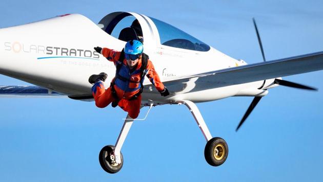 Swiss adventurer Raphael Domjan jumps from the SolarStratos solar-powered aircraft prototype with Spanish test pilot Miguel A. Iturmendi aboard, at the airbase in Payerne, Switzerland, August 25, 2020. (Reuters photo) Swiss adventurer Raphael Domjan jumps from the SolarStratos solar-powered aircraft prototype with Spanish test pilot Miguel A. Iturmendi aboard, at the airbase in Payerne, Switzerland, August 25, 2020. (Reuters photo)