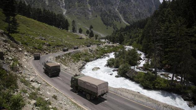 An Indian army convoy moves on the Srinagar- Ladakh highway at Gagangeer, north-east of Srinagar.(AP)