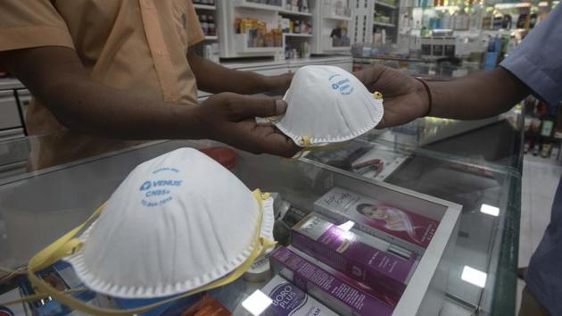 N95 masks have the best effectiveness and completely contain the horizontal spread to between 0.1 and 0.25 metres, researchers said.(Pratham Gokhale/HT file photo. Representative image)