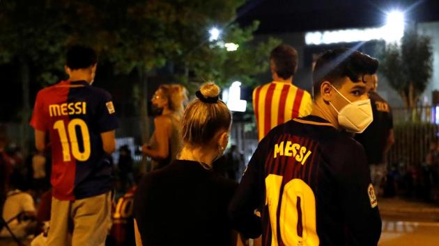Soccer Football - Camp Nou, Barcelona, Spain - August 25, 2020 Barcelona fans are seen outside the Camp Nou after captain Lionel Messi told Barcelona he wishes to leave the club immediately, a source confirmed on Tuesday REUTERS/Nacho Doce(REUTERS) Soccer Football - Camp Nou, Barcelona, Spain - August 25, 2020 Barcelona fans are seen outside the Camp Nou after captain Lionel Messi told Barcelona he wishes to leave the club immediately, a source confirmed on Tuesday REUTERS/Nacho Doce(REUTERS)