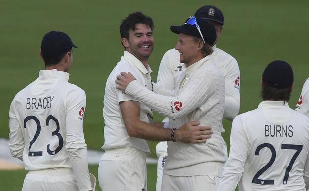 England's James Anderson, second left, celebrates with captain Joe Root after dismissing Pakistan's captain Azhar Ali during the fifth day of the third cricket Test match between England and Pakistan, at the Ageas Bowl in Southampton, England, Tuesday, Aug. 25, 2020. (Mike Hewitt/Pool via AP) (AP)
