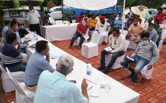 Participants during the auction of booths for the fish and meat market in Chandigarh’s Sector 41 on Wednesday.(Keshav SIngh/HT)