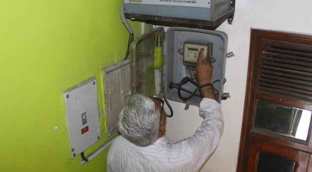 People in Maharashtra were flooded with inflated power bills for the months of April, May and June.(HT PHOTO)