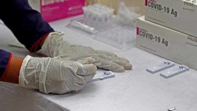 The volunteers will be called on a daily basis to check for symptoms including nausea, fever and other symptoms. Pune Municipal Corporation and Bharatiya Jain Sangh.(Ravindra Joshi/HT PHOTO)