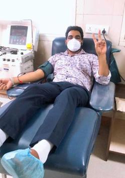 Head constable Davinder Jeet Singh donating plasma at Dayanand Medical College and Hospital (DMCH) in Ludhiana on Tuesday.(HT Photo)