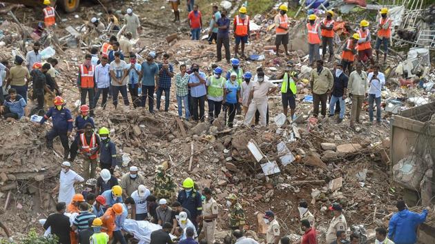 Rescue workers carry the body of a victim, at Mahad in Raigad district on August 25.(PTI) Rescue workers carry the body of a victim, at Mahad in Raigad district on August 25.(PTI)
