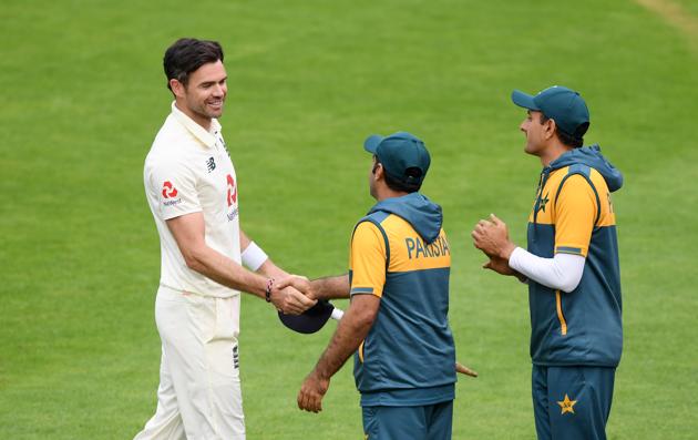 Cricket - Third Test - England v Pakistan - Ageas Bowl, Southampton, Britain - August 25, 2020 England's James Anderson shakes hands with Pakistan players at the end of play, as play resumes behind closed doors following the outbreak of the coronavirus disease (COVID-19) Alastair Grant/Pool via REUTERS (REUTERS)