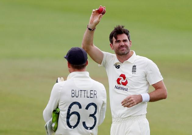 Cricket - Third Test - England v Pakistan - Ageas Bowl, Southampton, Britain - August 25, 2020 England's James Anderson celebrates the wicket of Pakistan's Azhar Ali and his 600th wicket, as play resumes behind closed doors following the outbreak of the coronavirus disease (COVID-19) Alastair Grant/Pool via REUTERS (REUTERS)