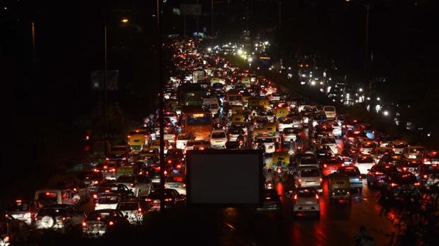Traffic snarl at Ring Road near Sarai Kale Khanin New Delhi. (Photo by Mohd Zakir/ Hindustan Times) Traffic snarl at Ring Road near Sarai Kale Khanin New Delhi. (Photo by Mohd Zakir/ Hindustan Times)