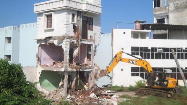 Mukhtar Ansari’s building was demolished on Thursday morning. (HT Photo/Deepak Gupta) Mukhtar Ansari’s building was demolished on Thursday morning. (HT Photo/Deepak Gupta)