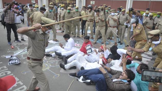 Volunteers of Samajwadi Party’s youth wings were lathicharged during their protest at Raj Bhavan gate in Lucknow on Thursday.(HT) Volunteers of Samajwadi Party’s youth wings were lathicharged during their protest at Raj Bhavan gate in Lucknow on Thursday.(HT)