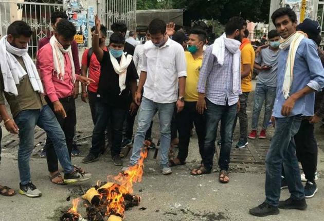 NSUI members protest by burning an effigy of union education minister in Dehradun. (HT Photo)
