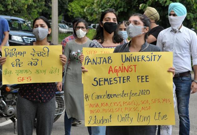 Students protesting against semester fee at Panjab University.(HT FILE)