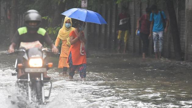 The city is expected to receive moderate to heavy showers from Thursday morning. (Raj K Raj/HT Photo) The city is expected to receive moderate to heavy showers from Thursday morning. (Raj K Raj/HT Photo)