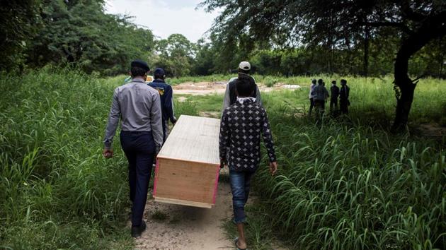 Graveyard workers and volunteers carry an empty coffin for a COVID-19 coronavirus victim at a graveyard in New Delhi on August 26. The administration has also taken note of people struggling with residual symptoms after recovering from the disease and will now provide them pulse oximeters and oxygen concentrators free of charge if required. CM Kejriwal said he has also directed authorities to strengthen enforcement of rules. (Xavier Galiana / AFP) Graveyard workers and volunteers carry an empty coffin for a COVID-19 coronavirus victim at a graveyard in New Delhi on August 26. The administration has also taken note of people struggling with residual symptoms after recovering from the disease and will now provide them pulse oximeters and oxygen concentrators free of charge if required. CM Kejriwal said he has also directed authorities to strengthen enforcement of rules. (Xavier Galiana / AFP)