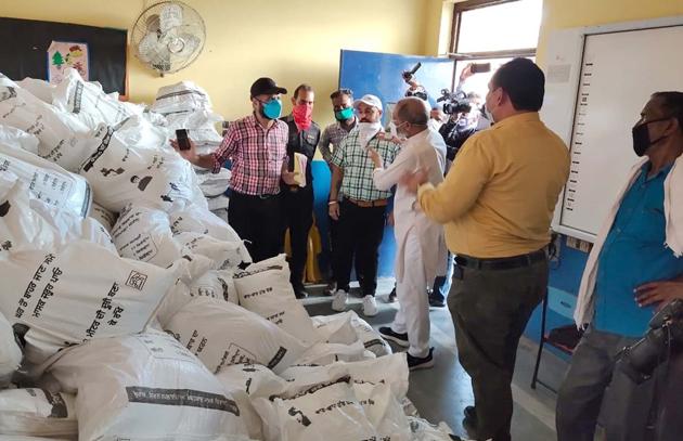 Ludhiana BJP general secretary showing the ‘dumped’ food packets at a school in Sandhu Nagar, Ludhiana, on Thursday. (HT Photo) Ludhiana BJP general secretary showing the ‘dumped’ food packets at a school in Sandhu Nagar, Ludhiana, on Thursday. (HT Photo)
