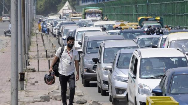 Delhi Traffic Police said the national capital’s borders with neighbouring states such as Uttar Pradesh and Haryana have been reporting massive traffic jams since the phased easing of lockdown restrictions.(HT Photo)