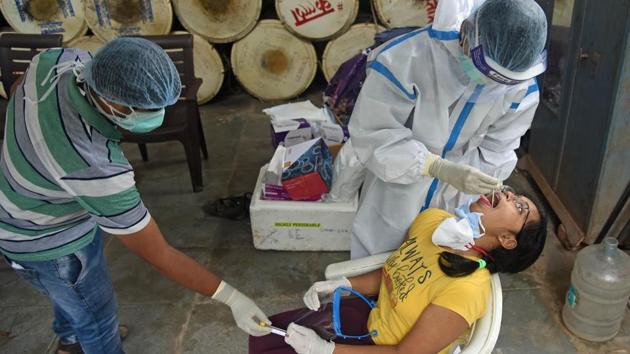 Medic staff from NMMC Hospital take swab sample for Rapid Antigen Test at Sector-15 Vashi to curb spread of COVID-19 in Navi Mumbai on Thursday.(Bachchan Kumar/HT Photo) Medic staff from NMMC Hospital take swab sample for Rapid Antigen Test at Sector-15 Vashi to curb spread of COVID-19 in Navi Mumbai on Thursday.(Bachchan Kumar/HT Photo)