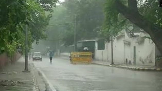 From enjoying the sound of the rain to frying crispy pakodas, people on Twitter have shared several posts about the rain in Delhi.(Twitter)