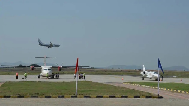 Civil aviation minister Hardeep Singh Puri said that out of these 78 airports, 18 will connect cities to metros such as Delhi, Kolkata and Ranchi.(Hindustan Times file photo)