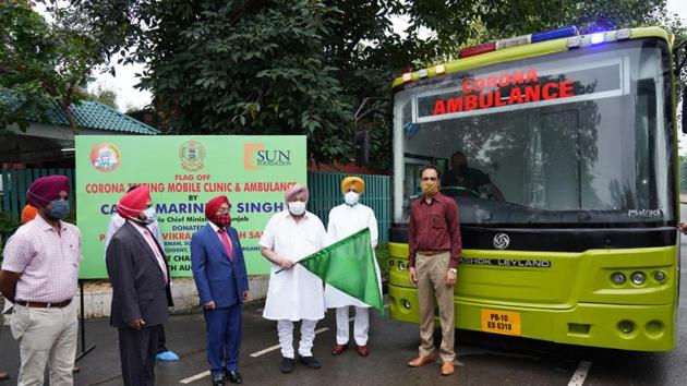 Chief minister Capt Amarinder Singh flagging off the corona mobile testing clinic and ambulance in Chandigarh on Friday.(HT Photo)