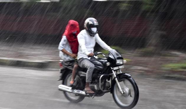 Commuters caught unawares by the rain in Chandigarh on Thursday.(Keshav Singh/HT) Commuters caught unawares by the rain in Chandigarh on Thursday.(Keshav Singh/HT)