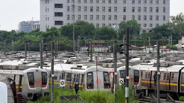 Delhi Metro Rail Corporation (DMRC) staff perform maintenance work on a train coach ahead of Unlock 4 in Delhi. (Sonu Mehta/HT PHOTO) Delhi Metro Rail Corporation (DMRC) staff perform maintenance work on a train coach ahead of Unlock 4 in Delhi. (Sonu Mehta/HT PHOTO)