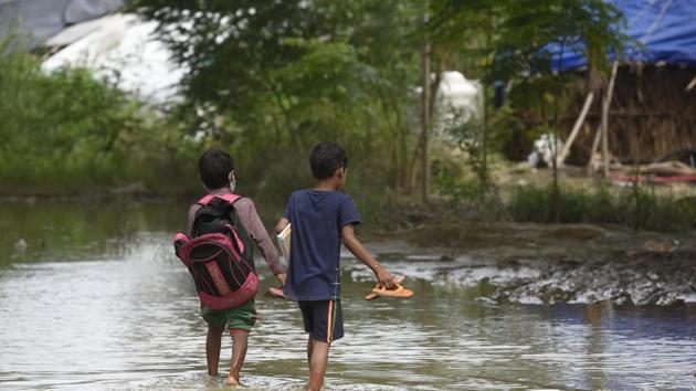 The Delhi government’s Irrigation and Flood Control (I&FC) department officials said that the level recorded is much below the warning mark and might go up only if a higher volume of water is released, or if the national capital is lashed by heavy rains.(Biplov Bhuyan/HT Photo)