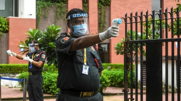 Security personnel point their thermal guns to check the body temperature of students prior to their entry for the entrance examination of the Banaras Hindu University (BHU) in Kolkata on August 27. The gap between recoveries and active cases on August 29 stands at 18,96,574. (Dibyangshu Sarkar / AFP) Security personnel point their thermal guns to check the body temperature of students prior to their entry for the entrance examination of the Banaras Hindu University (BHU) in Kolkata on August 27. The gap between recoveries and active cases on August 29 stands at 18,96,574. (Dibyangshu Sarkar / AFP)