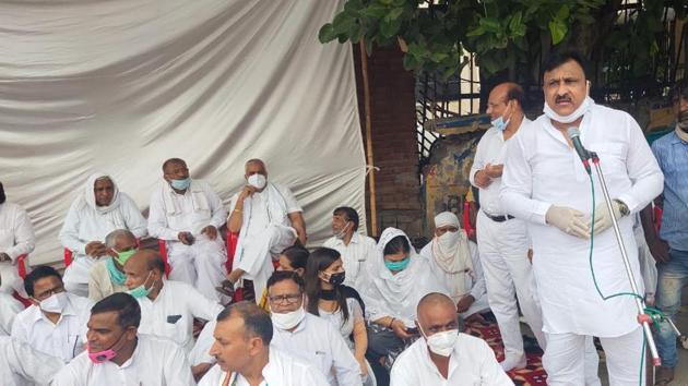 Haryana Congress chief spokesman Bajrang Das Garg addressing the protesters in Hisar on Friday.(HT FILE PHOTO)