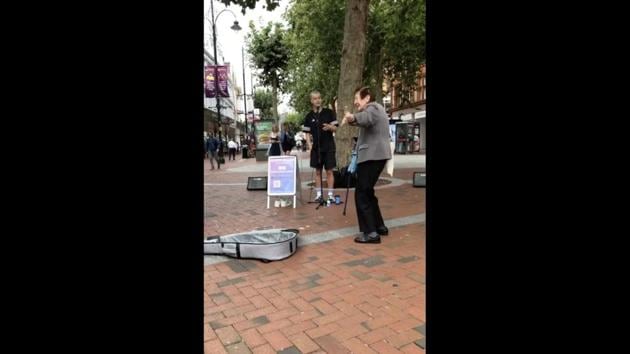 The image shows Jason Allan busking outdoors.(Instagram/@thejasonallanuk)