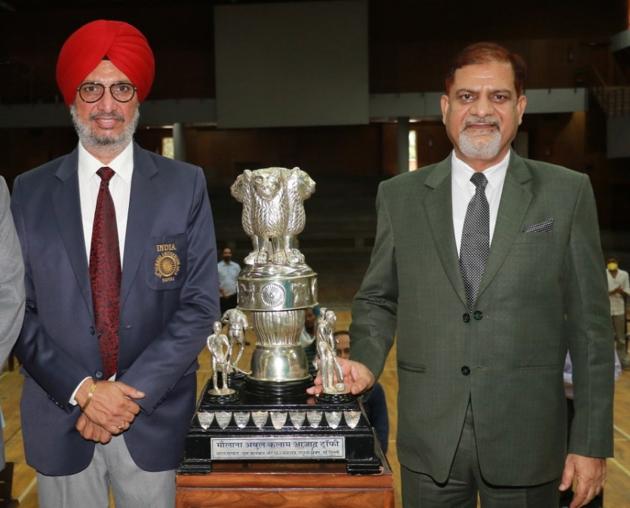PU vice-chancellor Raj Kumar (right) and sports director Parminder Singh with the MAKA trophy on Saturday.(HT Photo)