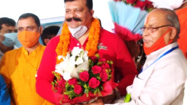 Uttarakhand BJP president Bhagat (right with spectacles) during the party event at his residence on Aug 24 in Dehradun. (HT Photo) Uttarakhand BJP president Bhagat (right with spectacles) during the party event at his residence on Aug 24 in Dehradun. (HT Photo)