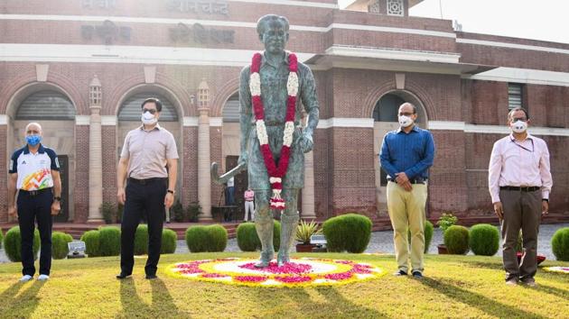 Sports Minister Kiren Rijiju paid a floral tribute to Major Dhyan Chand(twitter)
