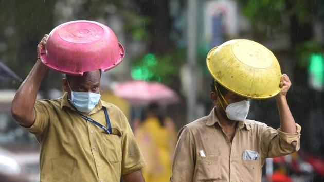 Commuters walk while covering their heads amid rainfall at Bandra in Mumbai on August 20. Higher number of recoveries has led to a constantly growing difference between recoveries and active cases. Crossing 18 lakhs, the difference stands at 18,41,925 as of August 29. (Satish Bate / HT Photo) Commuters walk while covering their heads amid rainfall at Bandra in Mumbai on August 20. Higher number of recoveries has led to a constantly growing difference between recoveries and active cases. Crossing 18 lakhs, the difference stands at 18,41,925 as of August 29. (Satish Bate / HT Photo)